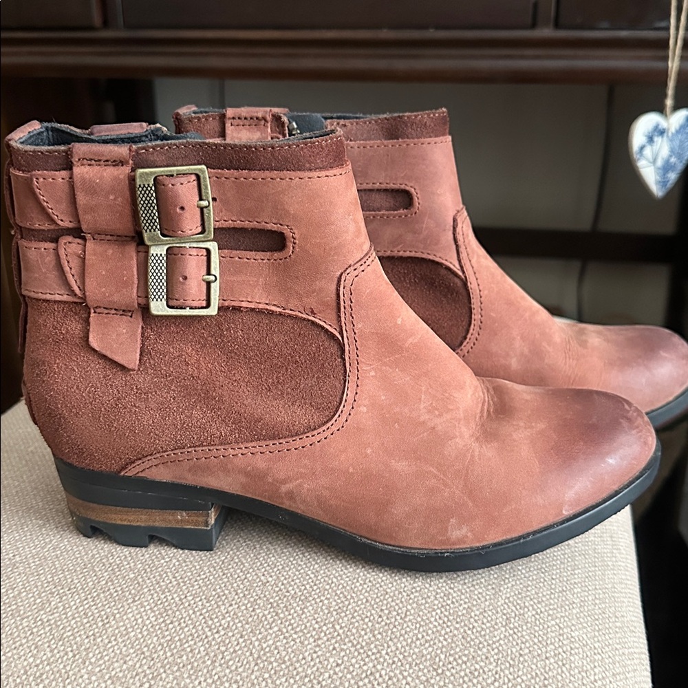 Sorel ankle bootie with side zip